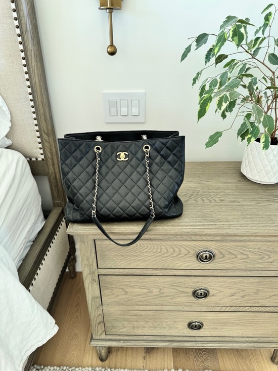 CHANEL Handbags - Classic Chanel GST in black quilted caviar leather with gold-tone hardware